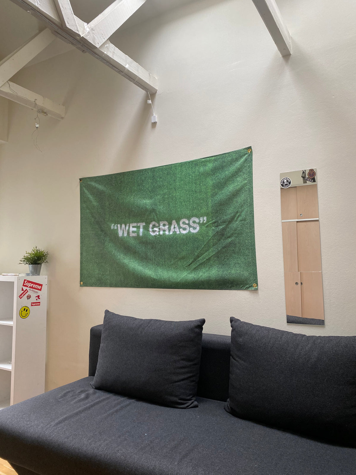 Værelse med "WET GRASS"