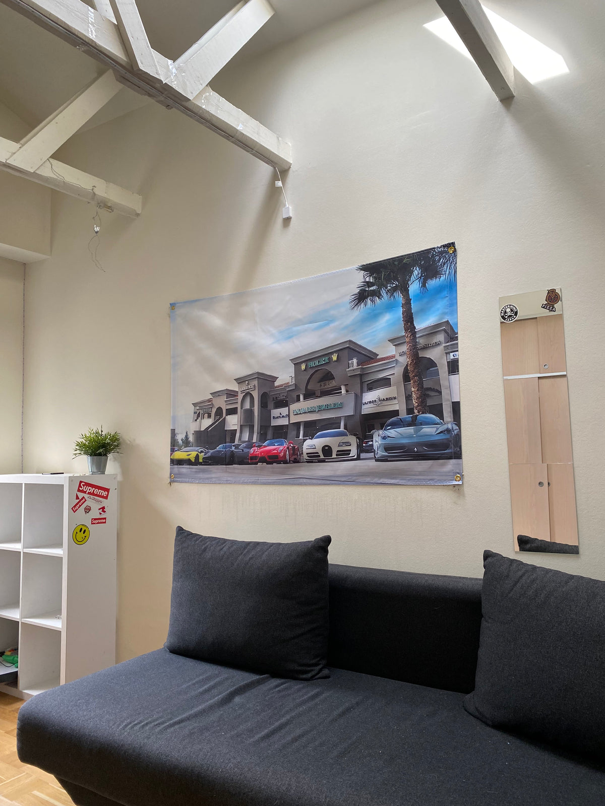 Værelse med 5 Superbiler ved Rolexbutik